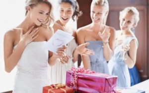 Cadouri pentru tinerii casatoriti – cum ii surprinzi?