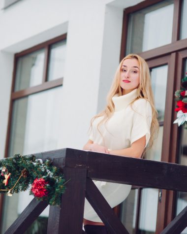 Cum montezi bradul artificial de Crăciun pe un balcon