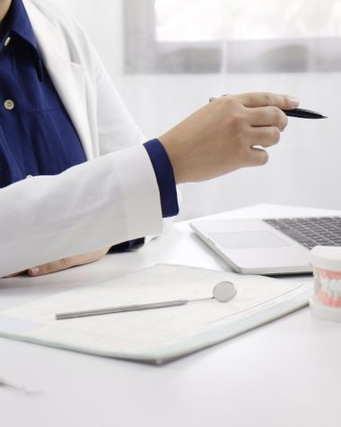 Cum alegi materialul potrivit atunci când plasezi o comandă protetică online