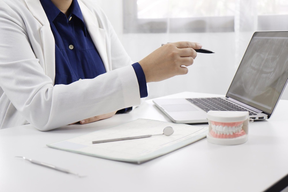 Cum alegi materialul potrivit atunci când plasezi o comandă protetică online